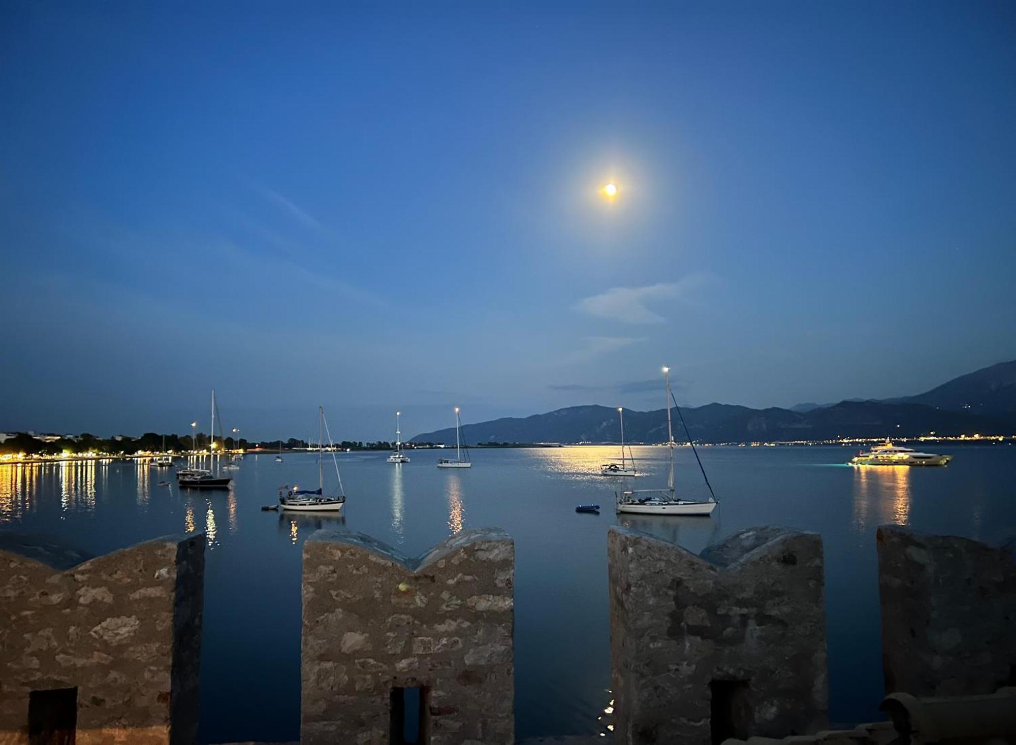 Madame Parisienne Vila Nafpaktos Exterior foto